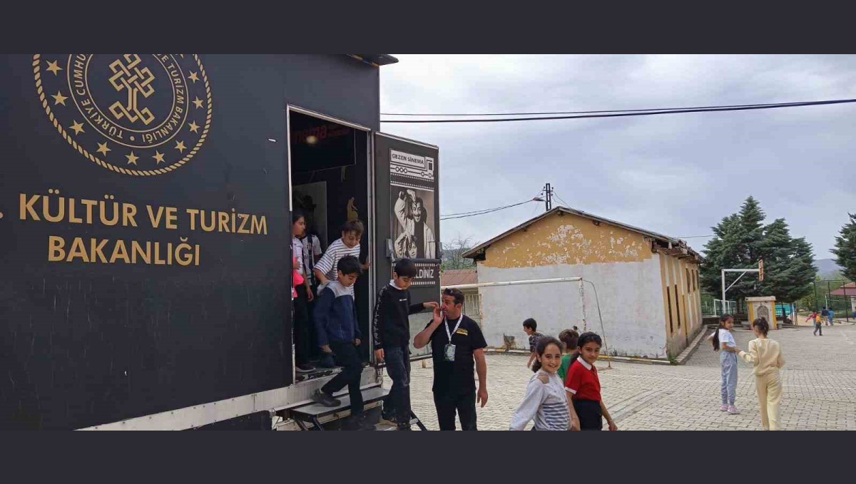 Gezen Sinema Tırı Baskil'de çocuklarla buluştu