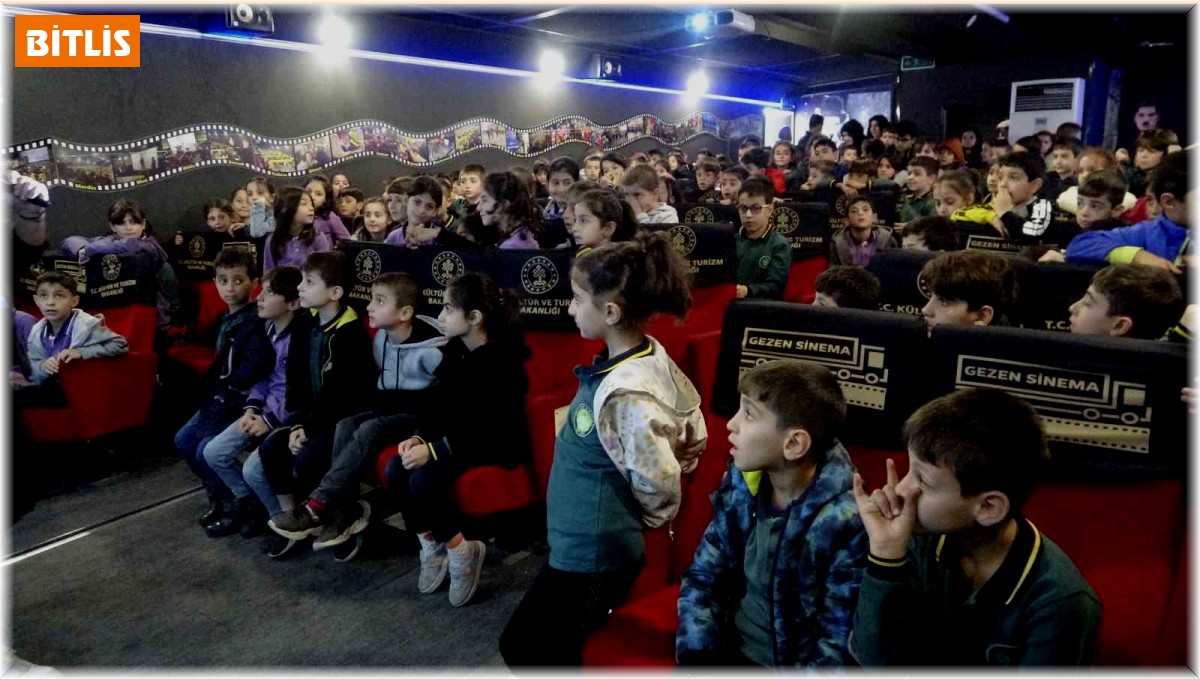 Gezen Sinema tırı Tatvanlı öğrencilerin yüzünü güldürdü