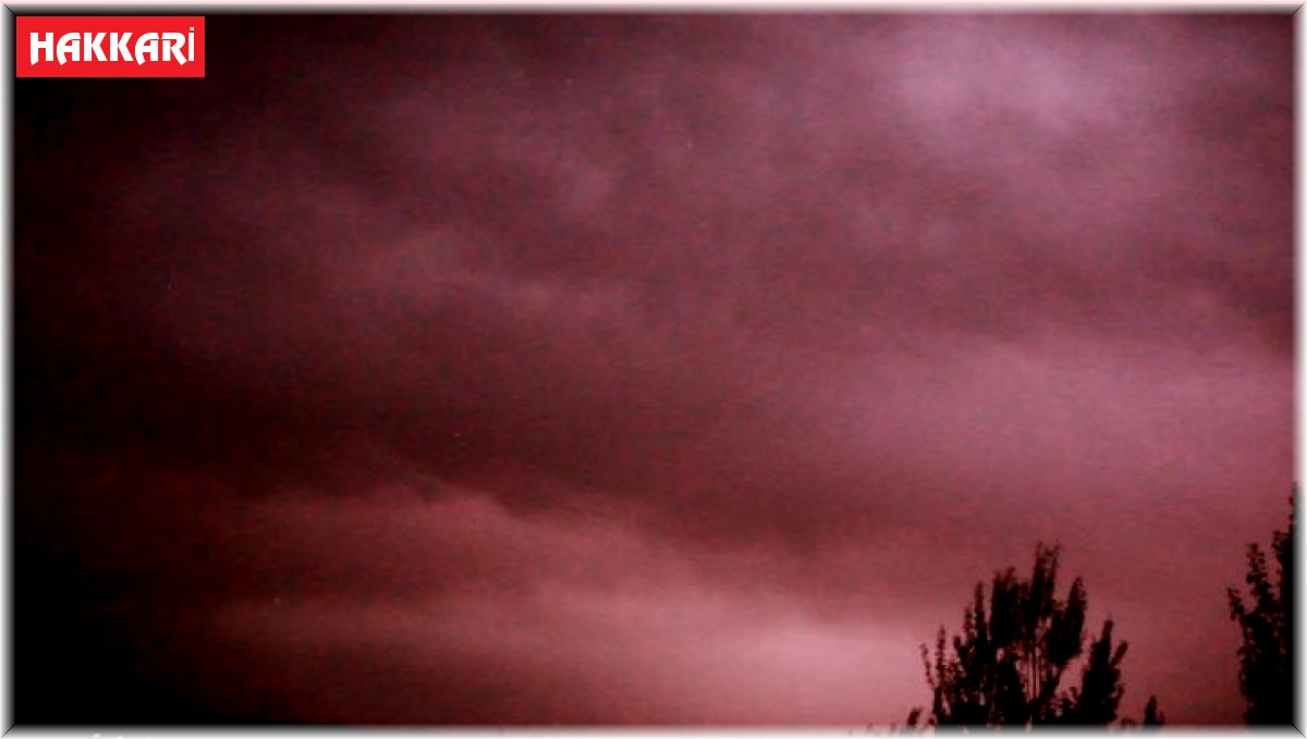 Gezgin öğretmen şimşekleri kayda aldı