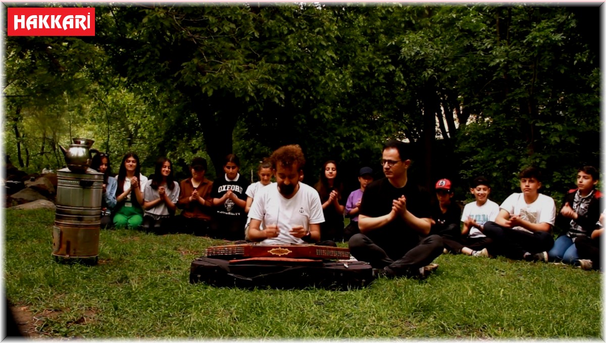 Gezgin öğretmenden öğrencilere Doski Vadisi'nde santur sürprizi