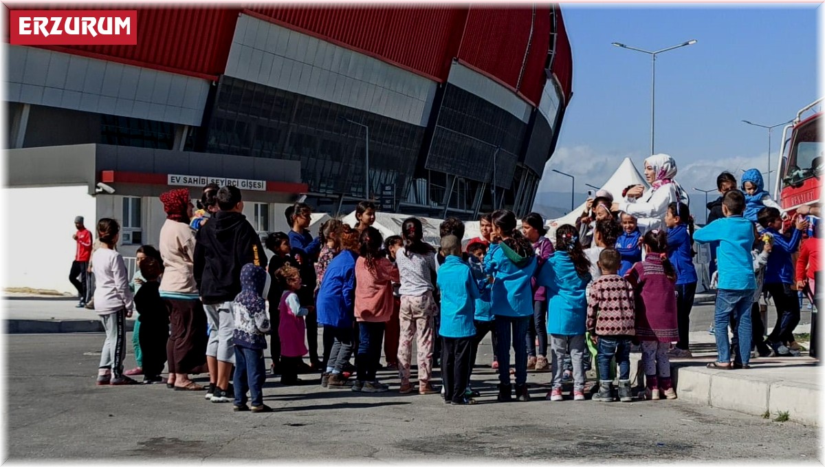 Gezici kütüphane aracı oyun ve etkinlik alanlarıyla deprem bölgesinde