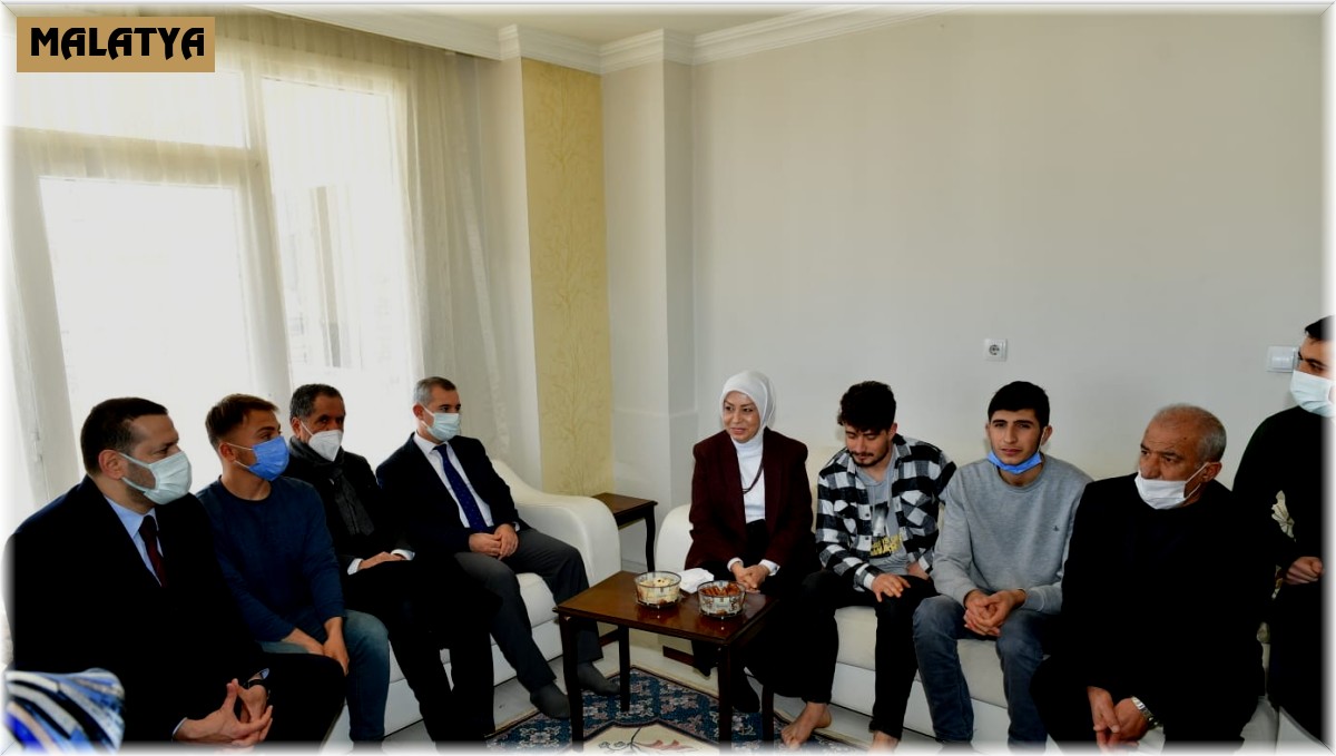 Gıda destek projesinden faydalanan üniversite öğrencileri memnun