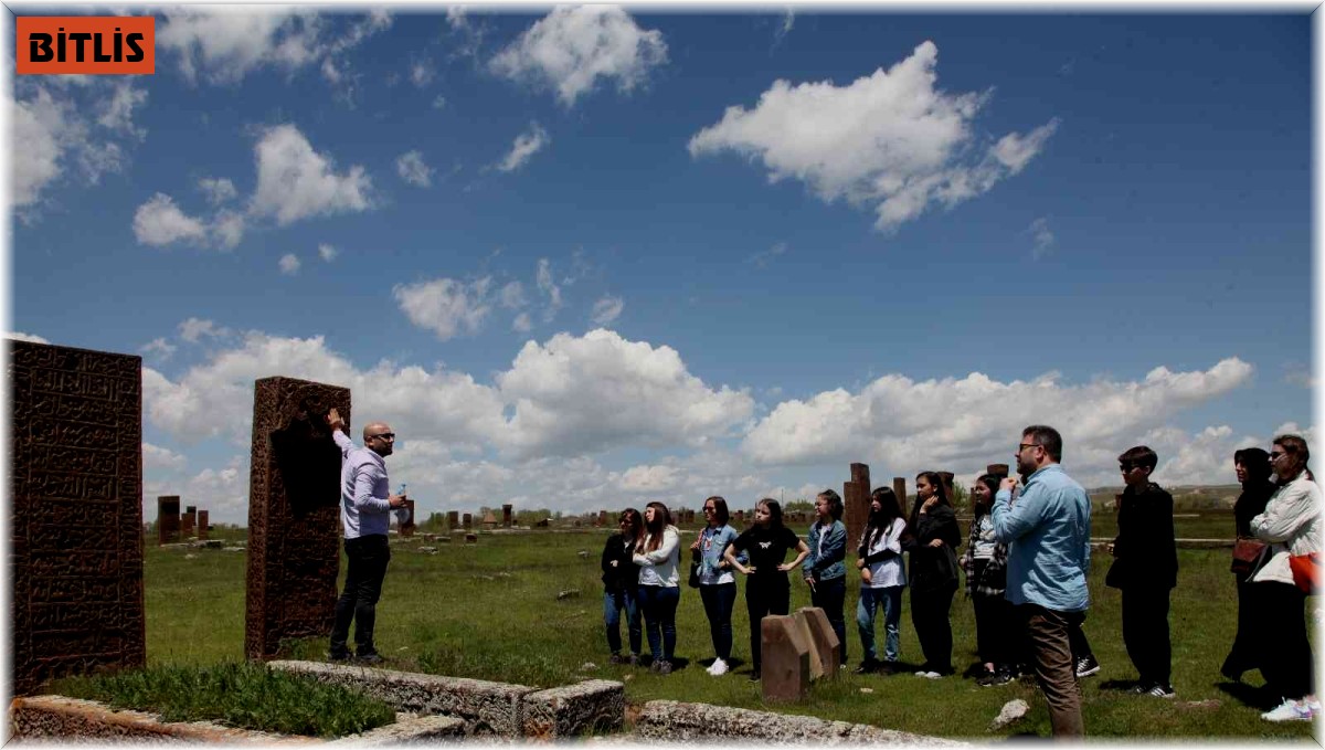 Giresunlu öğrenciler Ahlat'ı gezdi