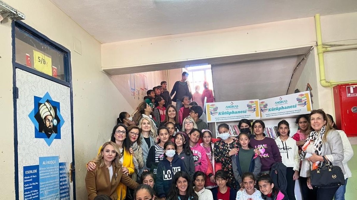 GİRİŞİMCİ İŞ KADINLARINDAN, YUKARI GÖZLÜCE ÖĞRETMEN BURÇİN ÖZDEMİR İLK/ORTAOKULUNA ZİYARET