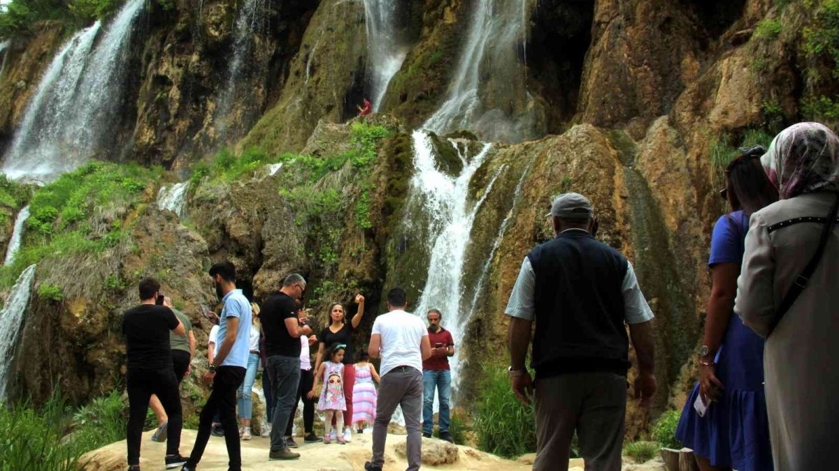 Girlevik Şelalesi bayramda da vatandaşların uğrak yeri oldu