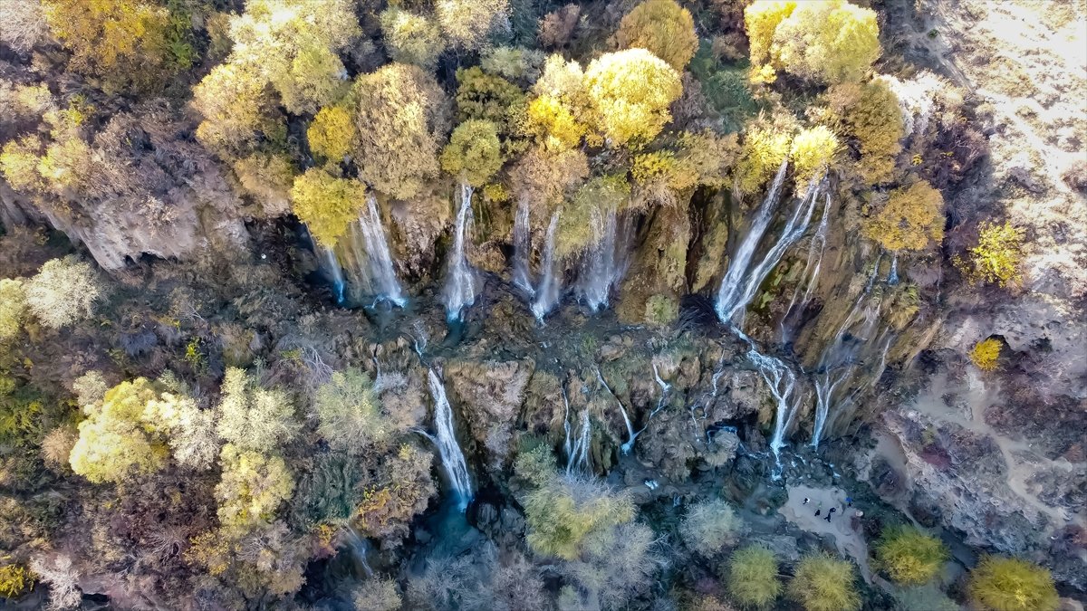 Girlevik Şelalesi, ziyaretçilerini sonbahar renkleriyle karşılıyor
