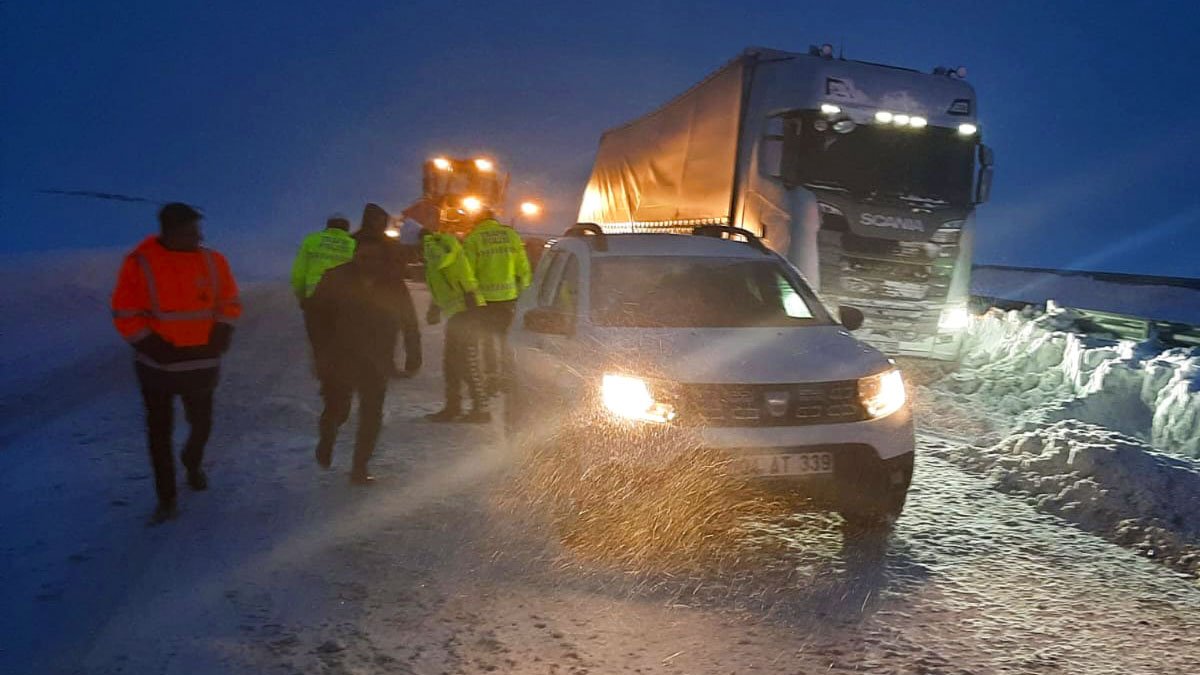 Gizli buzlanma Hamur–Tutak–Patnos yolunda kazalara yol açtı, ekipler gece boyunca sahadaydı