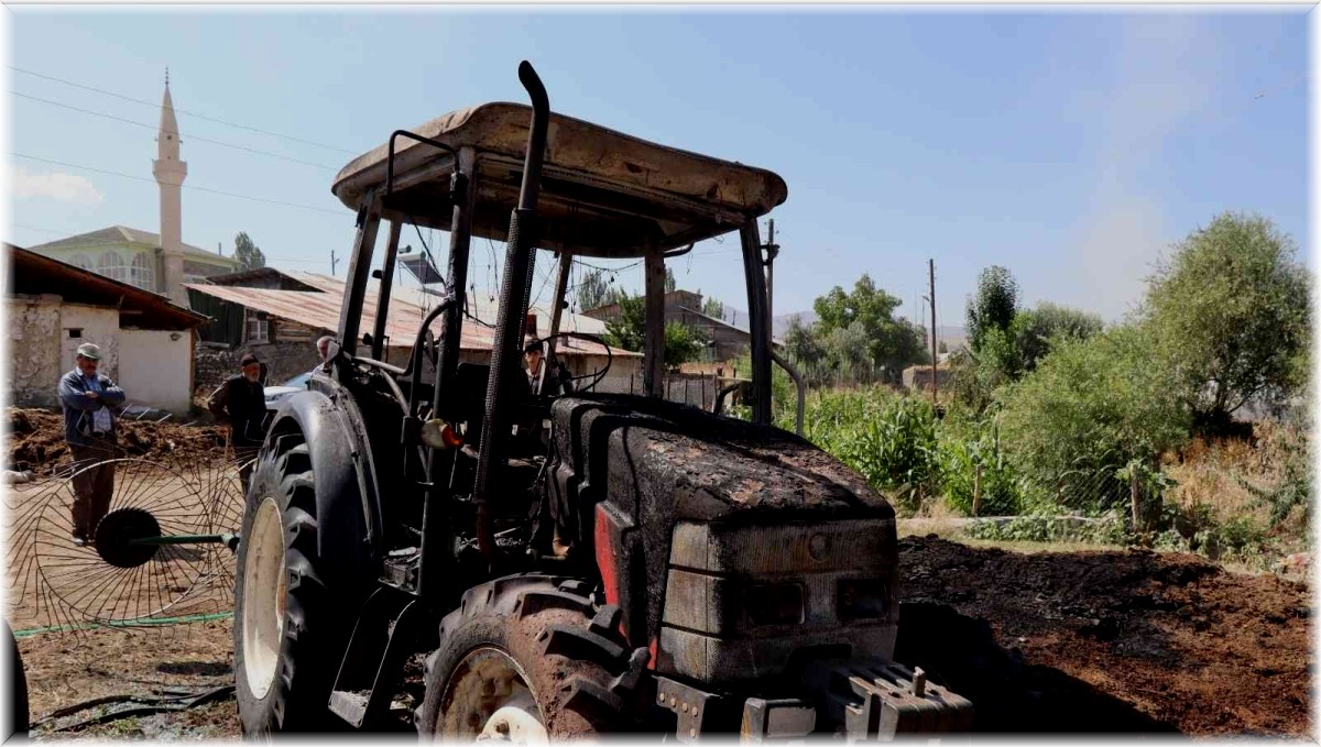 Gizlice gelip benzin dökerek traktör ve 850 balya otu yaktılar
