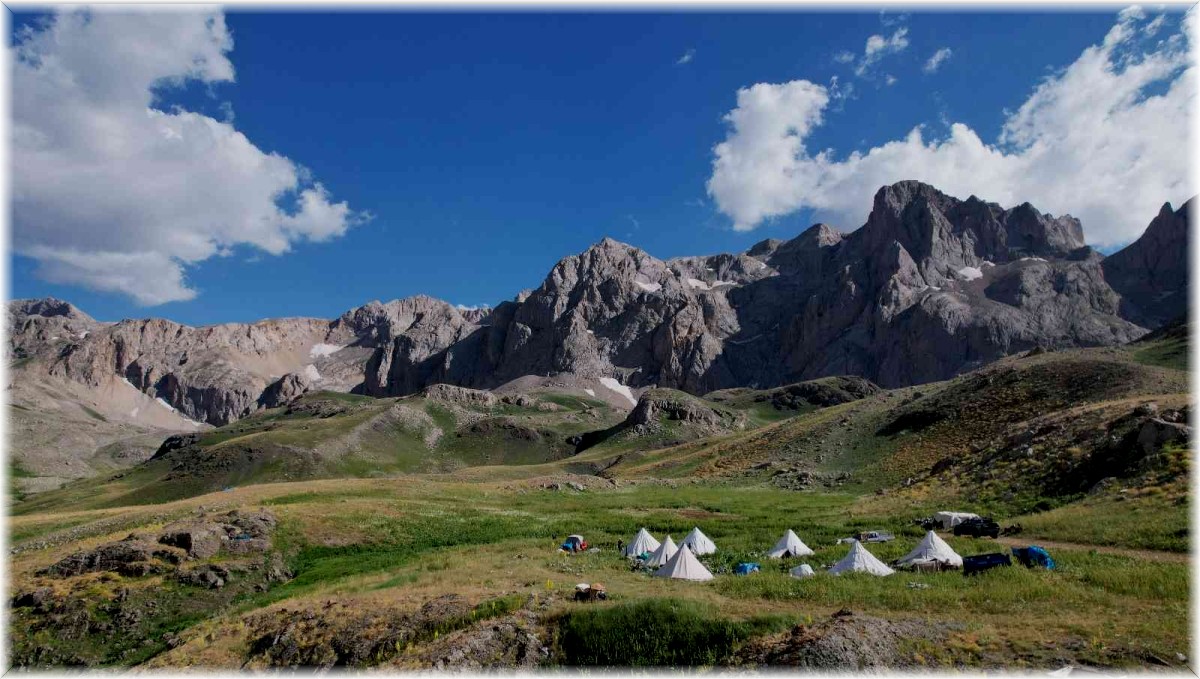 Göçerler 2 bin 800 rakımlı yaylalarda zorlu hayvancılık mesaisinde