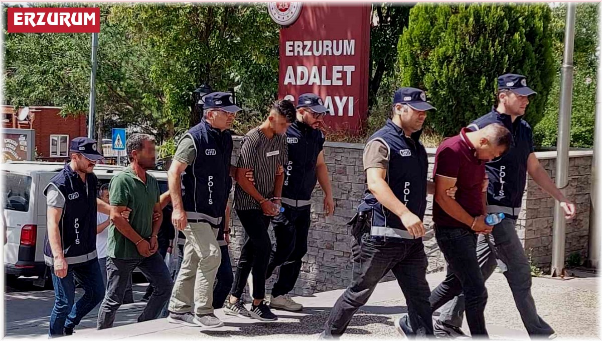 Göçmen kaçakçılığı yapan şahıslar polisten kaçamadı