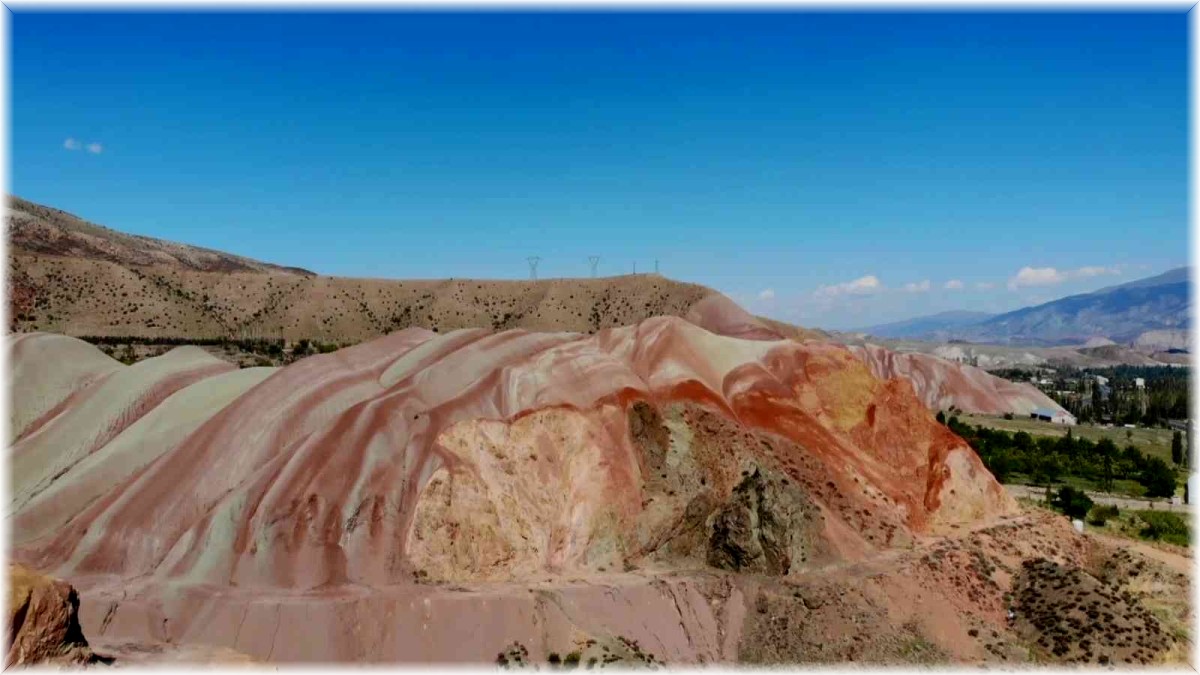 Gökkuşağı tepelerinin eşsiz manzarası görenleri büyülüyor