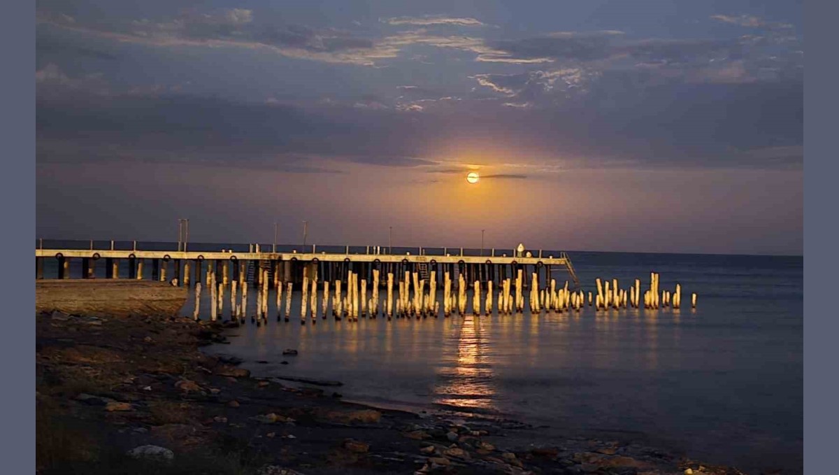Gökyüzünde dolunay, Van Gölü'nde yakamoz