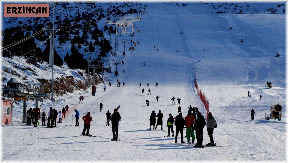 Göl manzaralı Ergan Dağında kayak keyfi