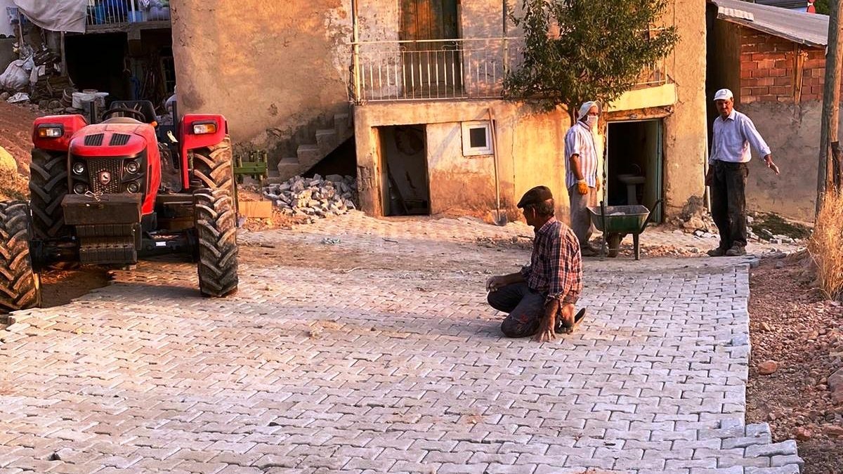 Göldere köyüne imece usulü ile parke taşı döşendi