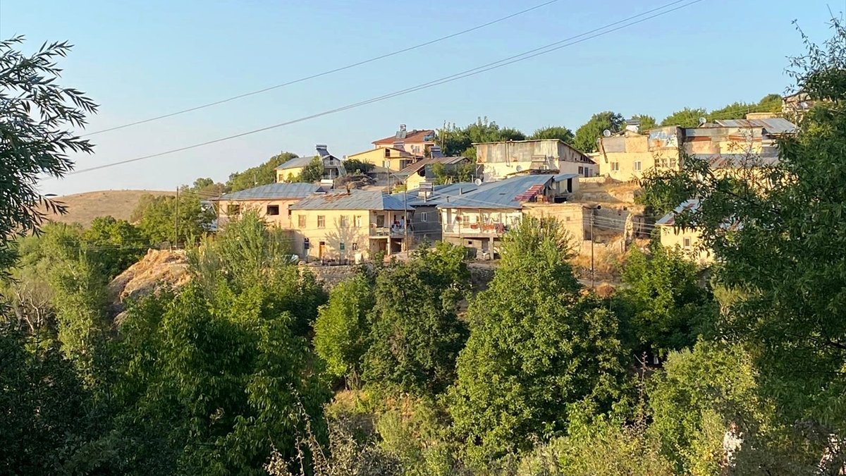 Göldere Muhtarı Turan uzaktan eğitim için köye internet çekti