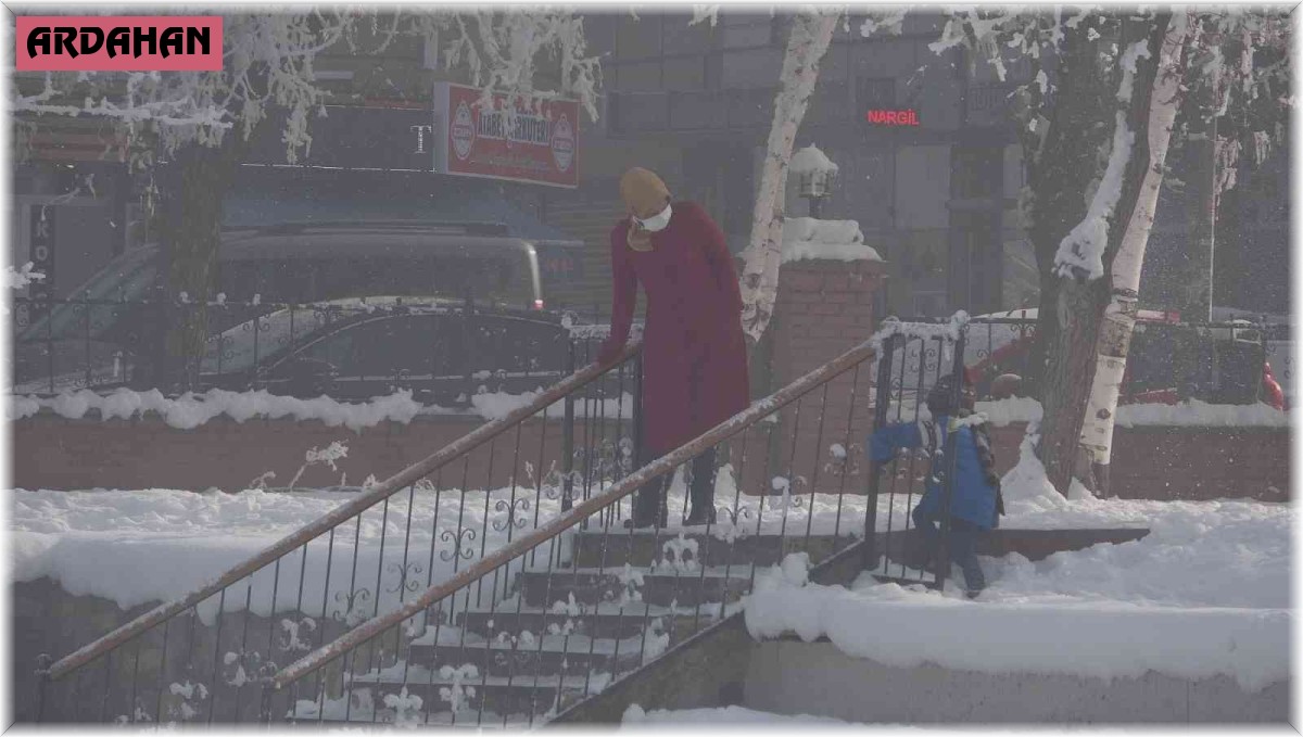 Göle'de hayat dondu, eksi 22,2 derece