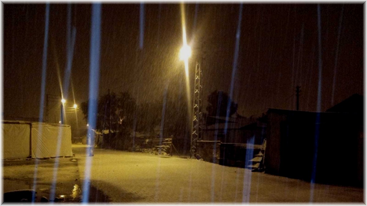 Göle ilçe merkezine kar yağdı