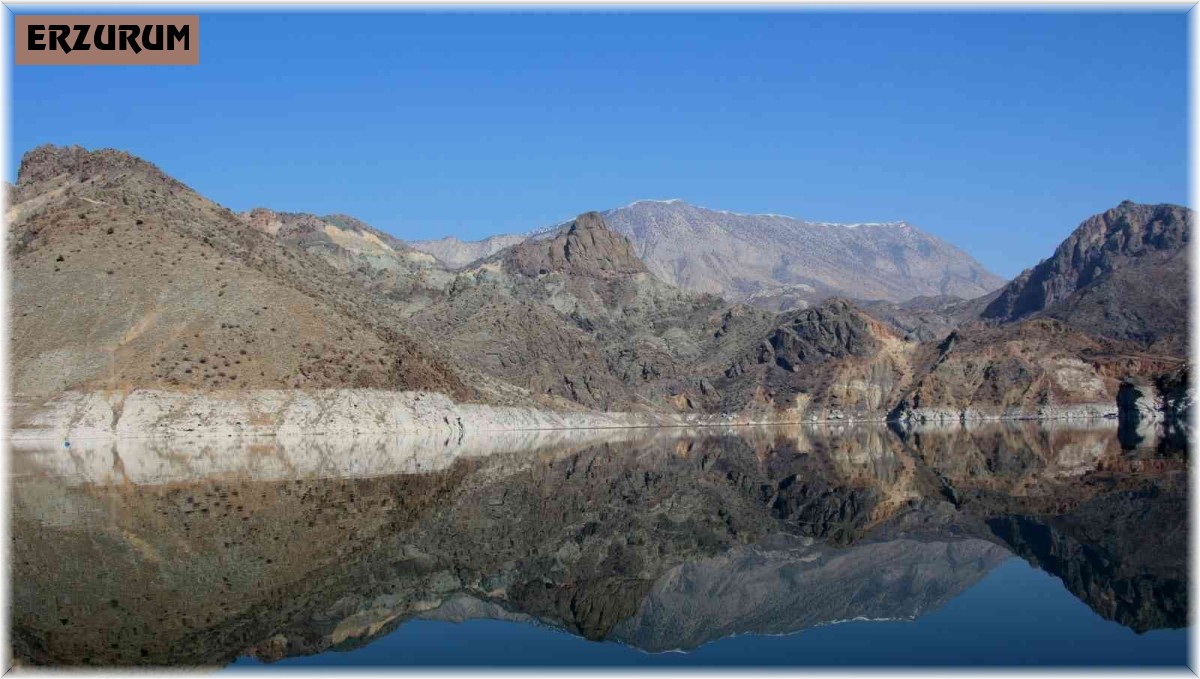 Göle yansıyan dağların görüntüsü büyülüyor