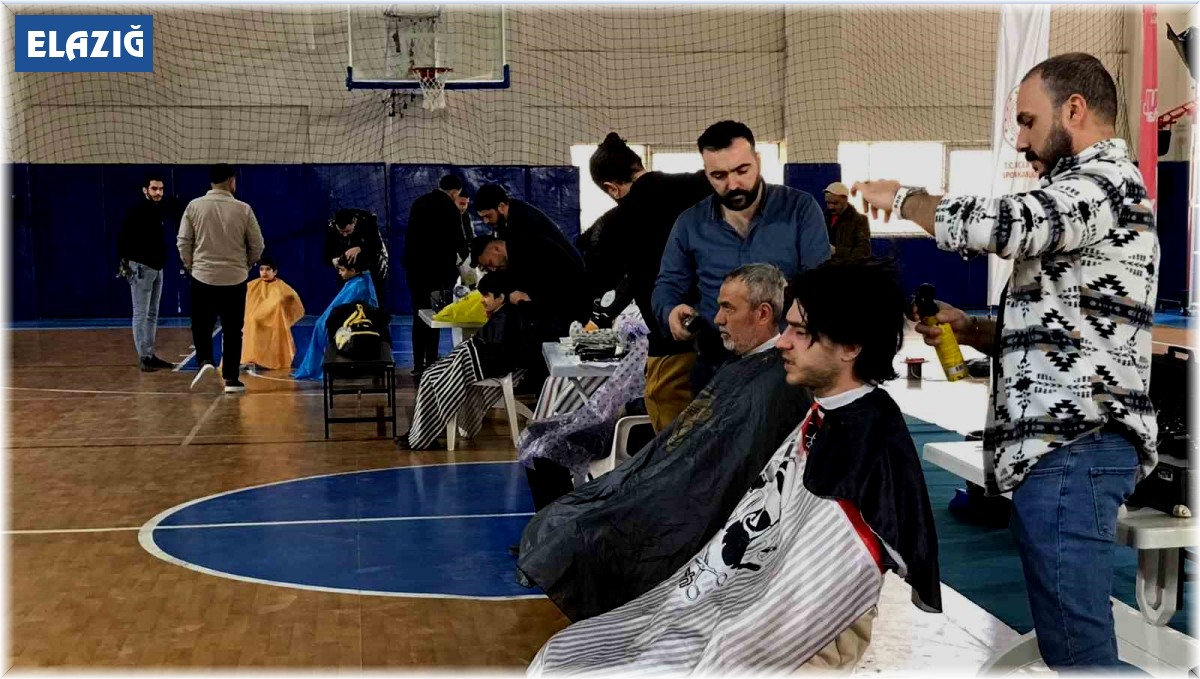 Gönüllü berber ve kuaförler, depremzedeleri tıraş etti