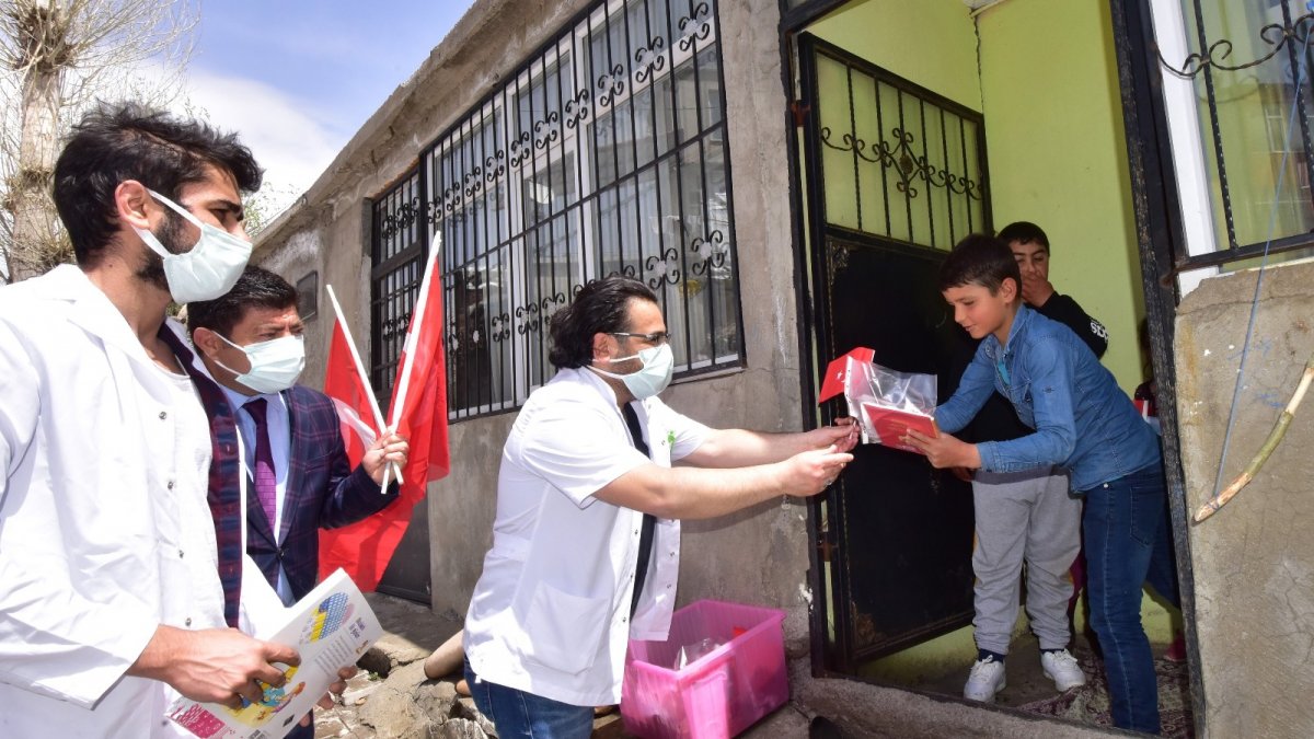 Gönüllü doktorlardan köy çocuklarına 23 Nisan hediyesi