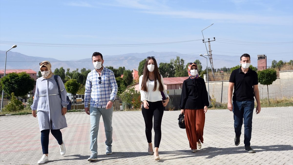 Gönüllü eğitim neferleri öğrencileri için okulu temizledi