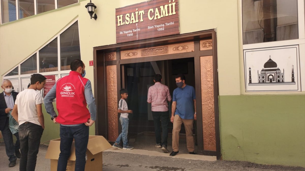 Gönüllü gençler cami önünde tek kullanımlık seccade dağıttı