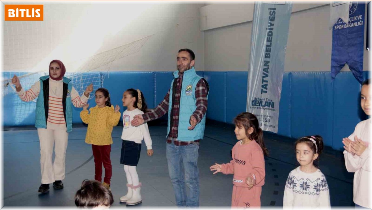 Gönüllü gençler depremzede çocuklar gülsün diye çabalıyor