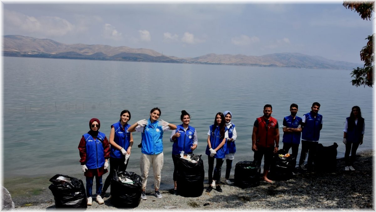 Gönüllü gençler, Hazar Gölü çevresini temizledi