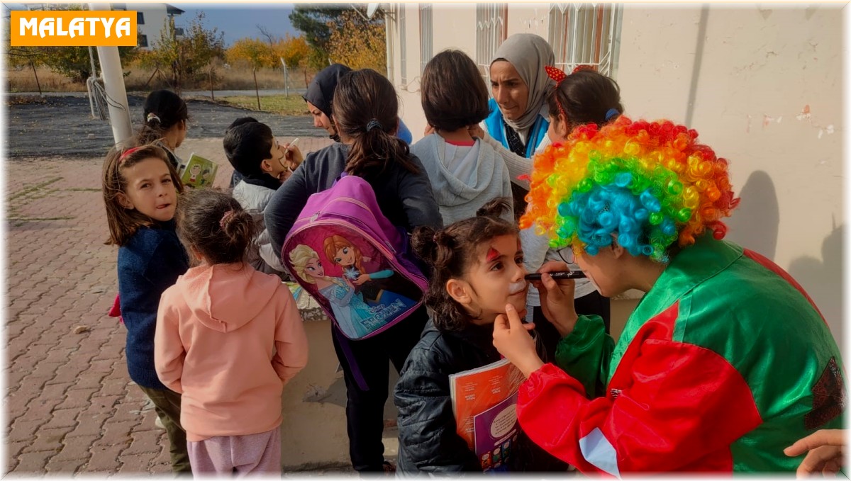 Gönüllü gençler, köy okullarına kitap desteği sağlıyor