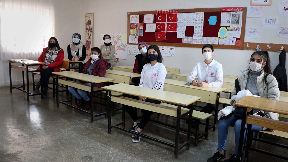 Gönüllü gençler köy okullarını yüz yüze eğitime hazırlıyor
