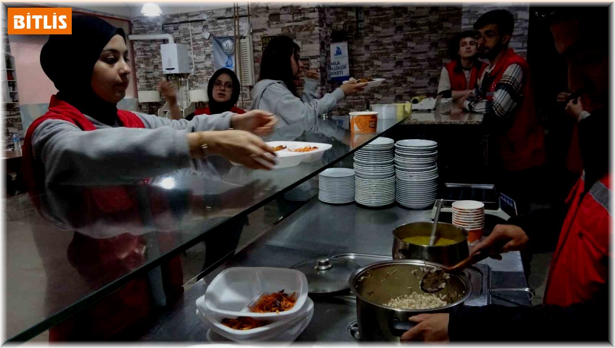 Gönüllü gençlerden ihtiyaç sahibi ailelere iftar yemeği