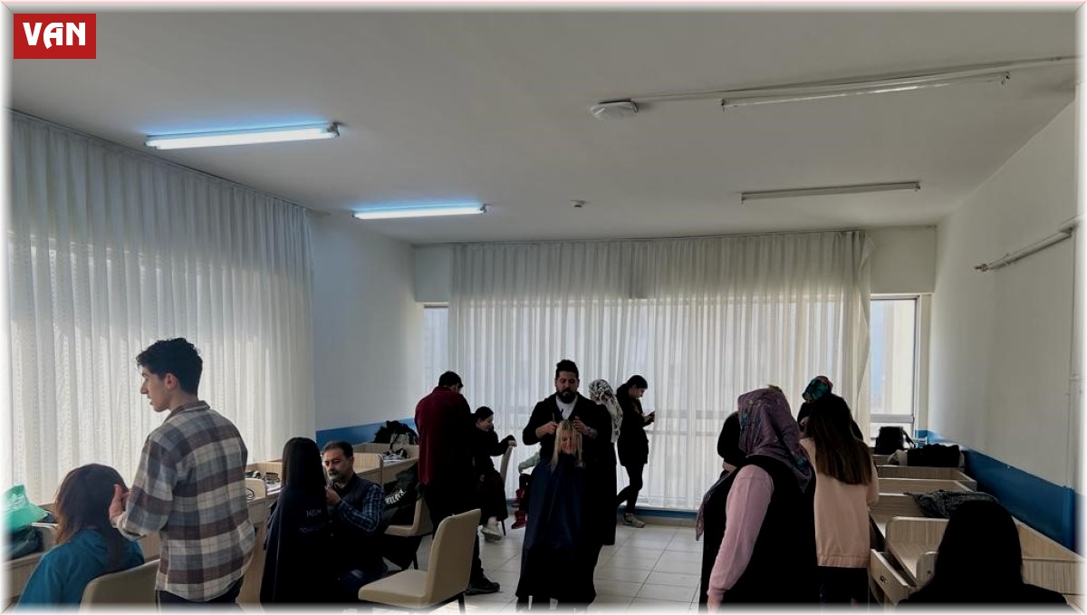 Gönüllü kuaförler depremzedelerin saç ve cilt bakımını yaptı