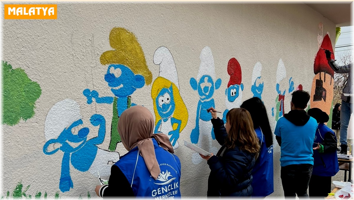 Gönüllü öğrenciler Malatya'da okulları boyuyor