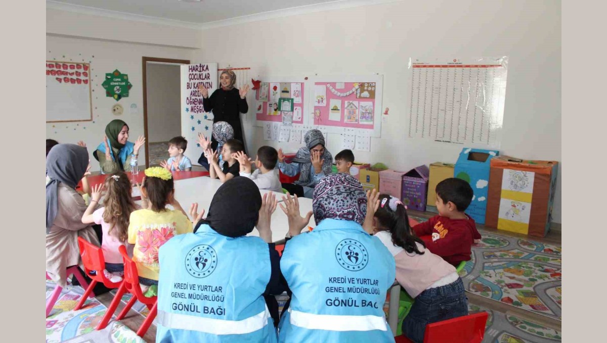 Gönüllü öğrencilerden 'Hayata Renk Kat' projesi