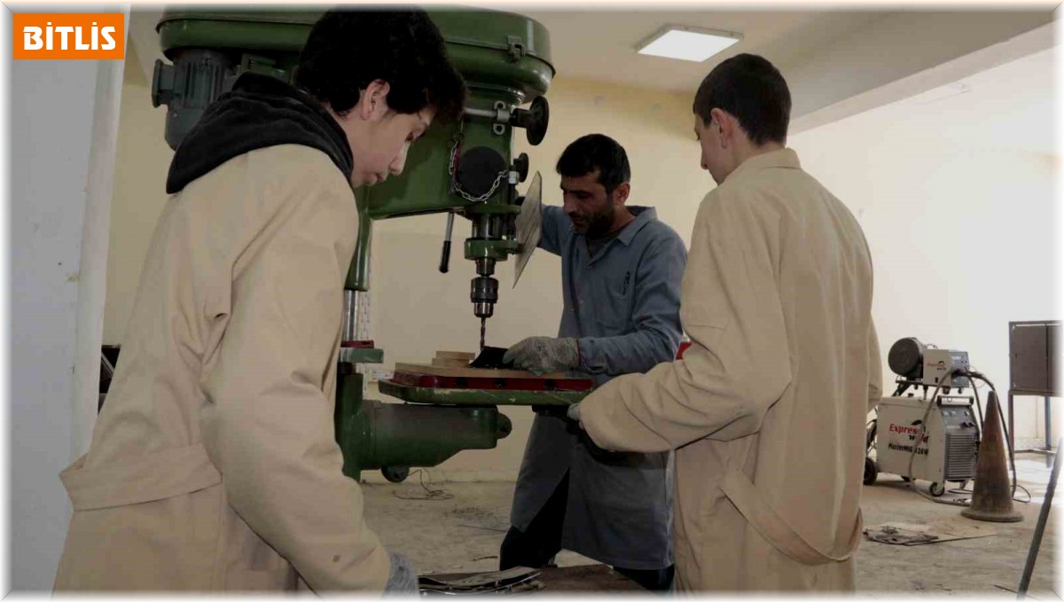 Gönüllü öğretmen ve öğrenciler yaptıkları 100 adet sobayı deprem bölgesine yollayacak