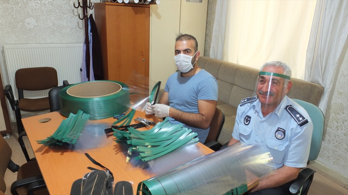 Gönüllü siperli maske üretiyor