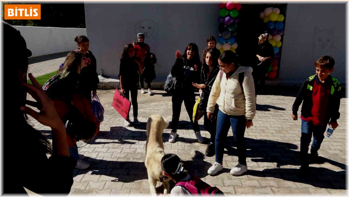 Gönüllü veterinerler, öğrencilere hayvan sevgisini aşıladılar