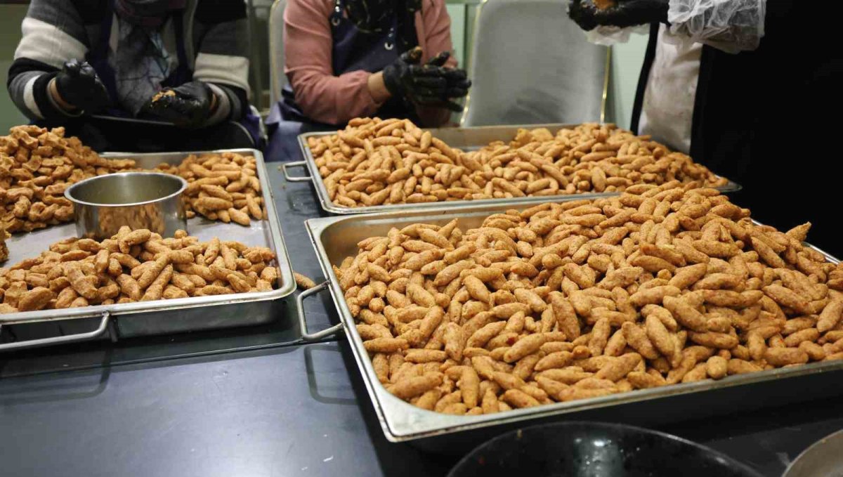 Gönüllüler el ele verdi her gün 250 ihtiyaç sahibine iftar hazırlıyor