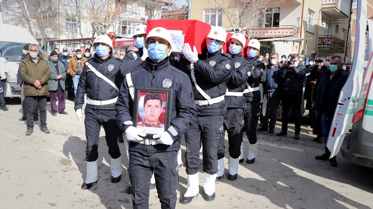 Görev başında kalp krizi geçirerek vefat eden polis memuru Elazığ'da son yolculuğuna uğurlandı
