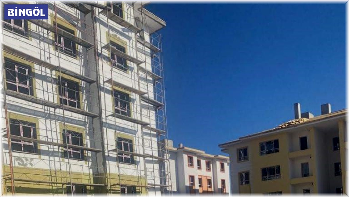 Göreve yeni başlayan Kaymakam Çelik deprem konutlarını inceledi