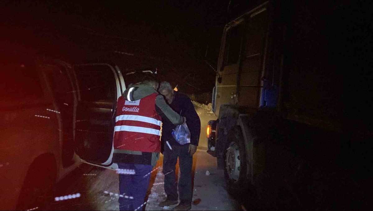 Görüş birkaç metreye düştü: Tendürek'te mahsur kalanlara Kızılay ulaştı