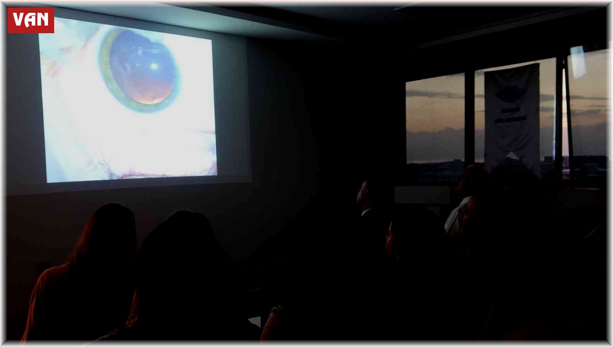 Göz doktorlarına canlı yayında 4 ameliyat