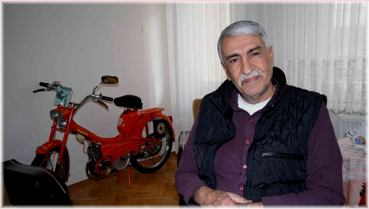 Gözü gibi baktığı motorunu evinin odasında muhafaza ediyor