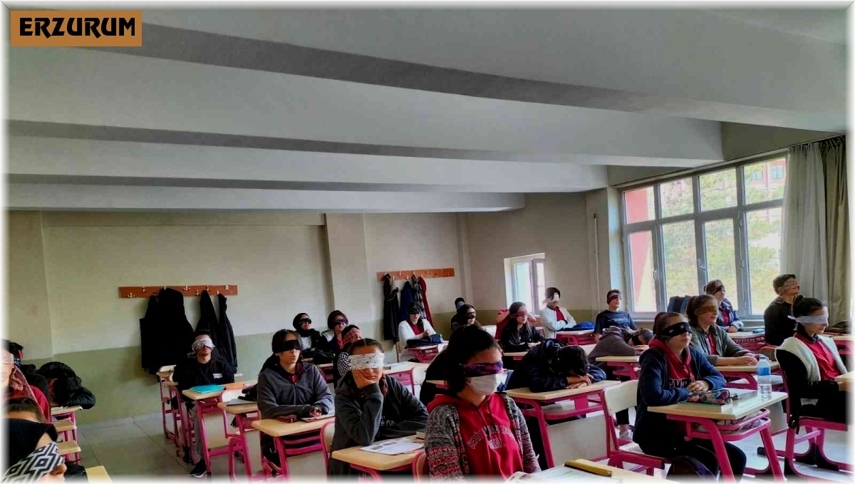 Gözü kapalı ders yaptılar