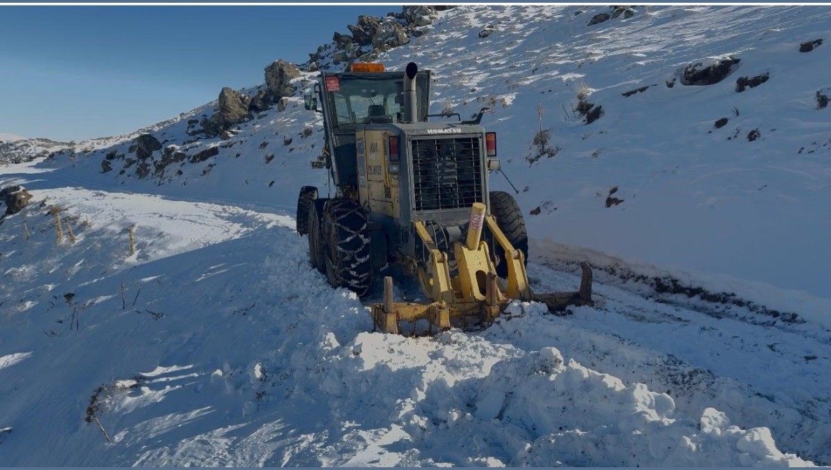 Greyder uçurumun kenarında güçlükle durabildi