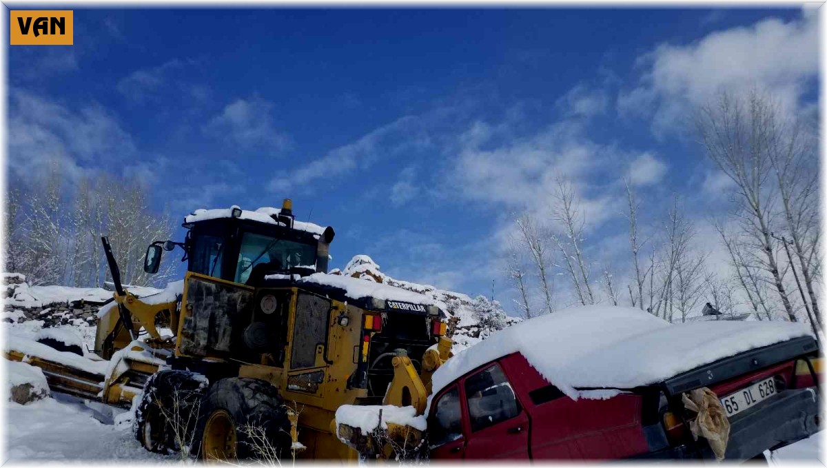 Greyder ve arkasındaki araç şarampole kaydı