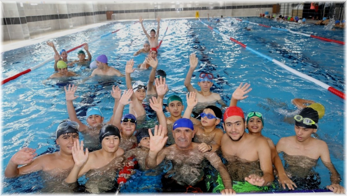 Güder, gençlerle birlikte kulaç attı