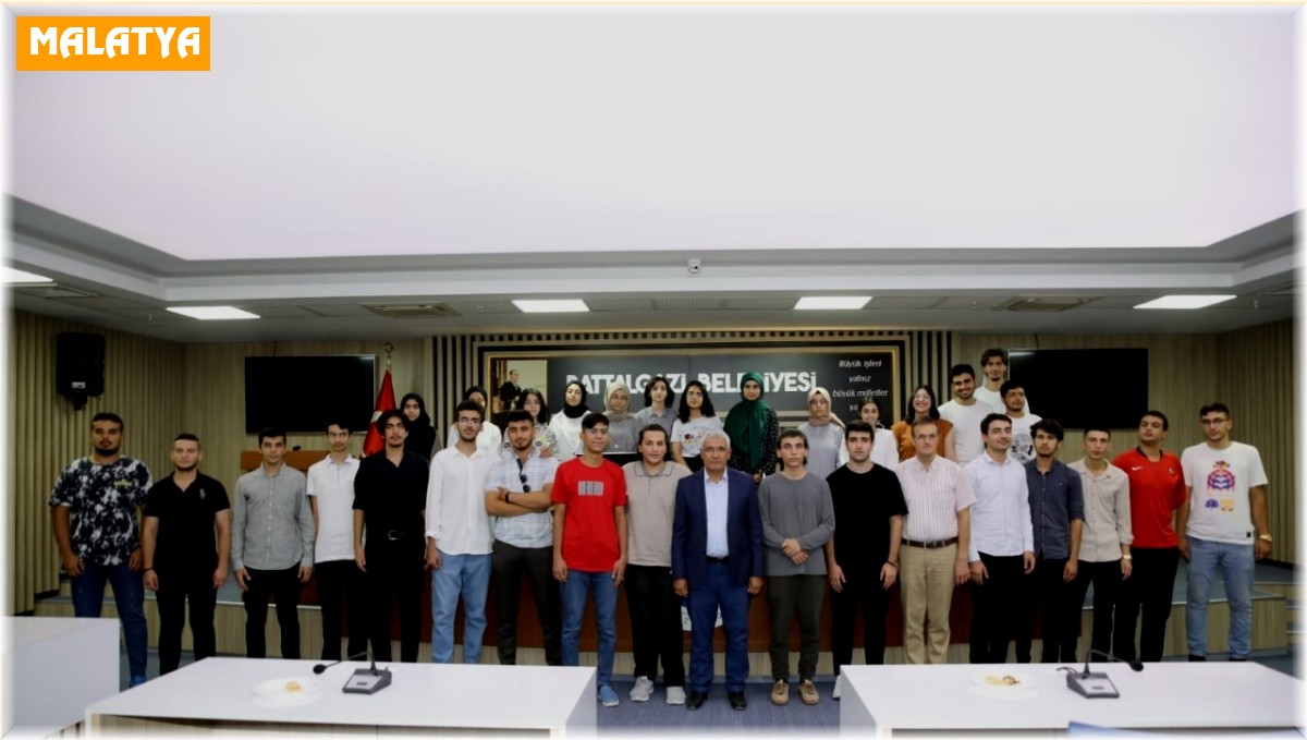 Güder, YKS'de başarılı öğrencileri ödüllendirdi