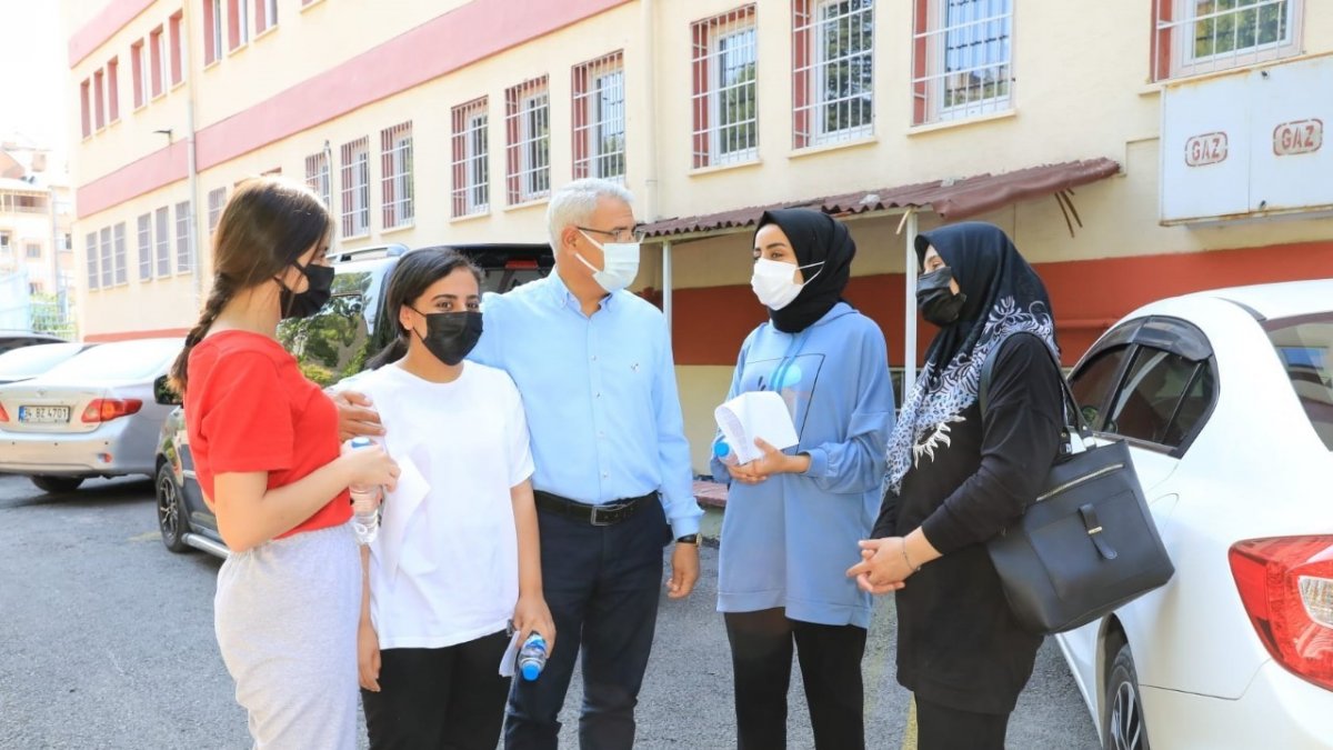 Güder, YKS'ye giren öğrencileri yalnız bırakmadı