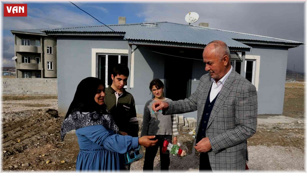 Gül ailesi, '3 Aralık Dünya Engelliler Günü'nde yeni evlerine kavuştu